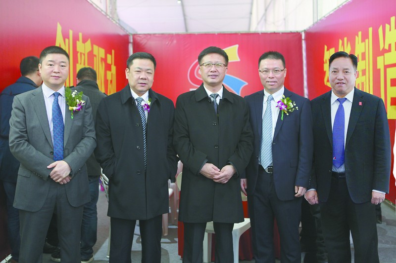 十六屆中國電器文化節 電器行業巔峰展會(圖2) 開幕式上的那場春雨,不僅滋潤了甌江兩岸,更是滋潤了電器人的心田。智能制造,猶如春風化雨,堅定的信念舞動長空;創新驅動,猶如春雷催耕,求索的腳步跨越天涯。