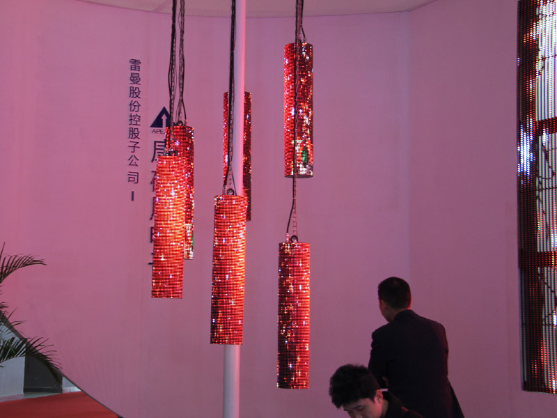 ISLE2016上,康碩展電子展出了多款LED創意屏(圖2) LED圓柱屏