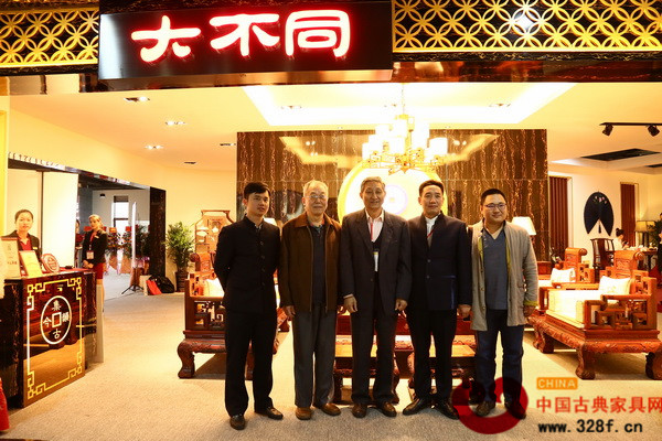 集古韻今總經理陳新平（右二）與原故宮博物院文保科技部主任、中國著名紅木專家曹靜樓（右三），東北林業大學明清家具研究所所長牛曉霆（右一），中央民族大學人體工程學教授蘇垣（左二），全聯藝術紅木專家專委會執行會長兼秘書長、弘木傳媒CEO林偉華合影
