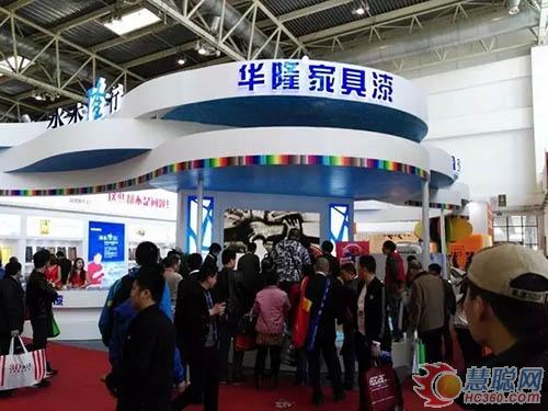 展臺(tái)外側(cè)的大屏幕，播放華隆涂料發(fā)展歷程沙畫