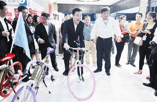 省委常委、市委書記張琦在海博會展區(qū)視察(圖2) 省委常委、市委書記張琦在海博會展區(qū)視察(圖2)