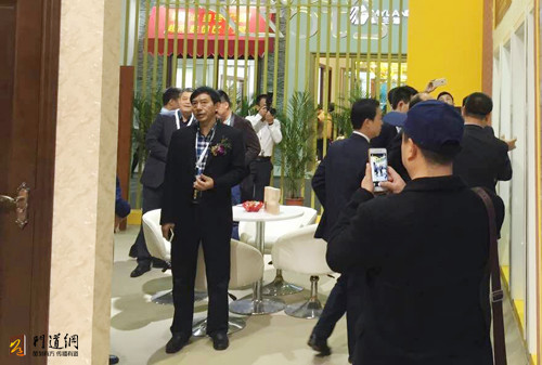 【廣州門博會(huì)】長(zhǎng)江創(chuàng)展原木門展館賓客盈門(圖5) 【廣州門博會(huì)】長(zhǎng)江創(chuàng)展原木門展館賓客盈門(圖5)