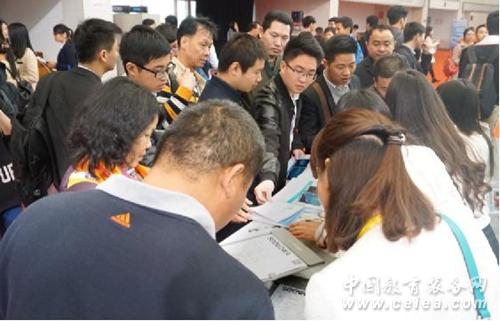 希沃同步亮相京廣教裝展，吸引了眾多來賓關注(圖2)