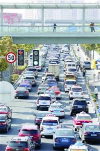 因為預案到位，雖然有大客流的短暫擁擠，但國展中心周邊道路還是秩序井然。