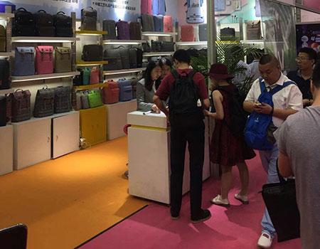愛自由箱包亮相2016深圳禮品展 掀起箱包風(fēng)潮(圖3)