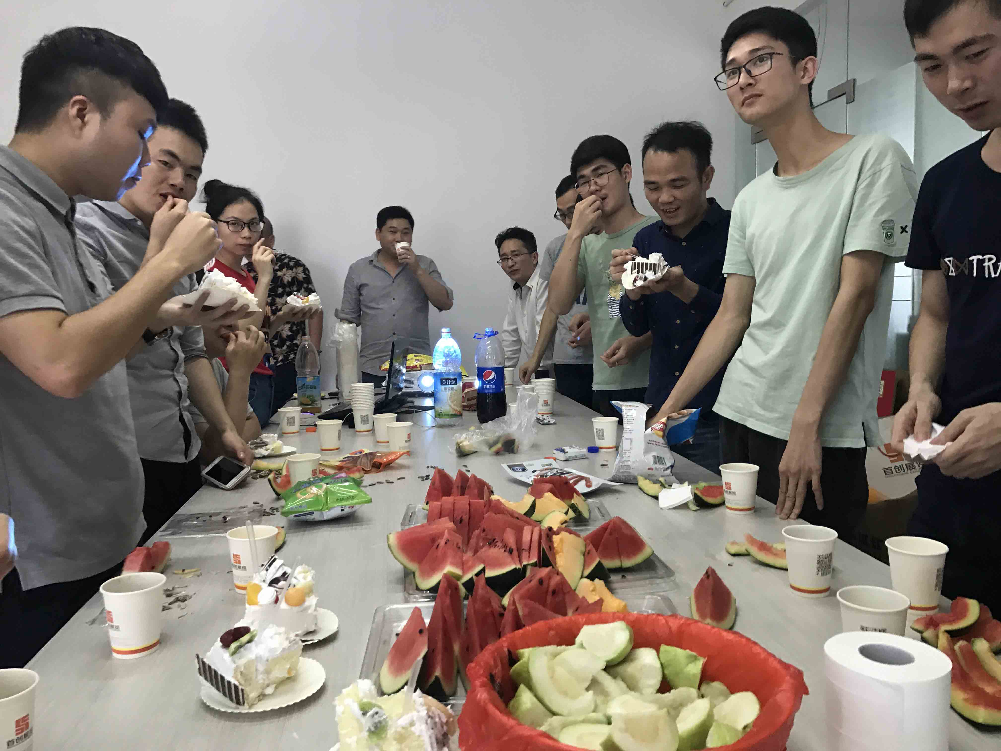生日狂歡|首創全體同事舉杯祝小歡歡生日快樂。(圖12) 生日狂歡|首創全體同事舉杯祝小歡歡生日快樂。(圖12)
