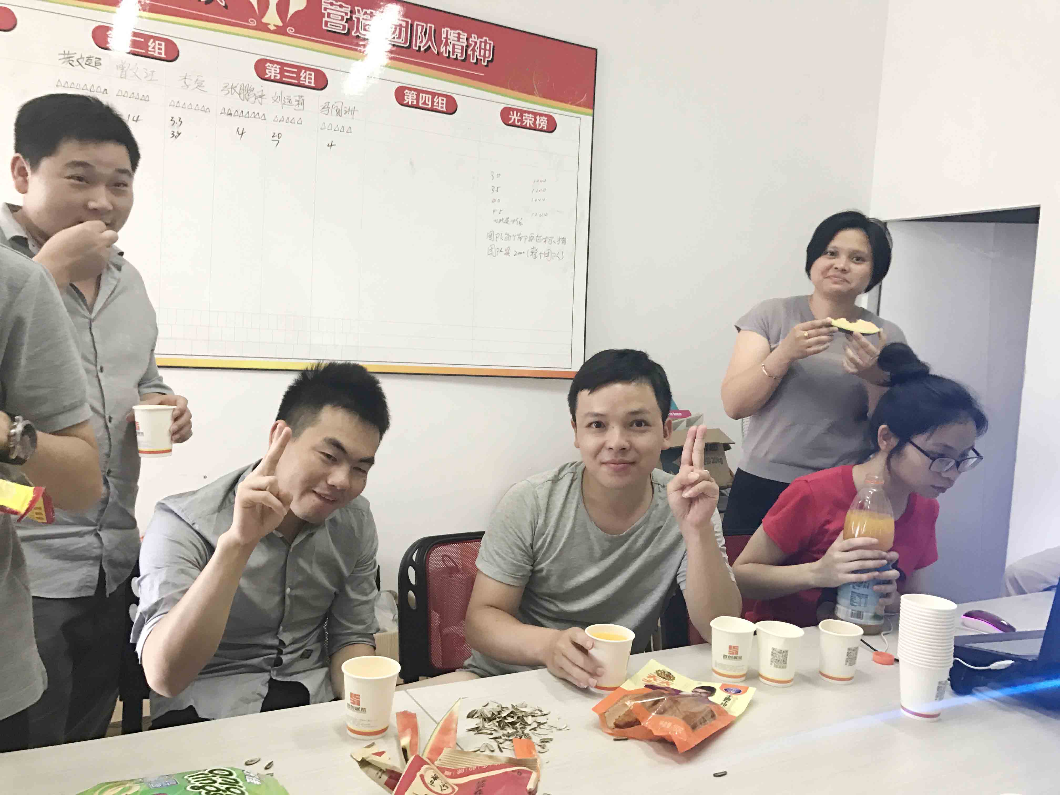 生日狂歡|首創全體同事舉杯祝小歡歡生日快樂。(圖13) 生日狂歡|首創全體同事舉杯祝小歡歡生日快樂。(圖13)